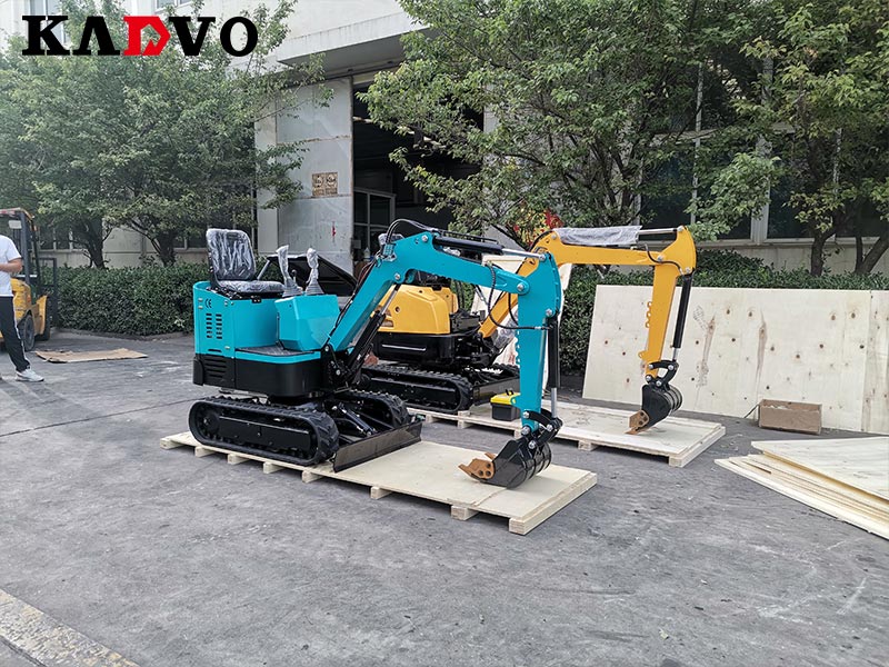 凱迪沃重工2臺(tái)小型挖掘機(jī)出口西歐